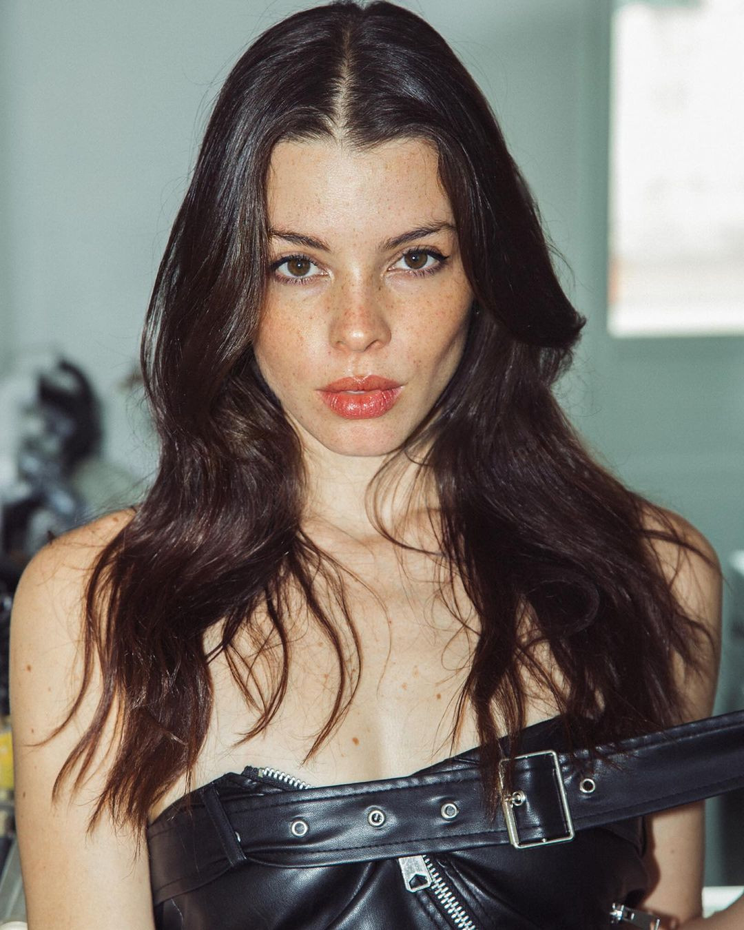 Elena Hidalgo còn gây chú ý với gương mặt chi chít tàn nhang. Những nốt tàn nhang khiến Elena Hidalgo có vẻ đẹp ấn tượng như các người mẫu quốc tế, tạo nên sự khác biệt cho cô.