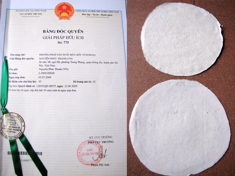 Bằng độc quyền Giải pháp hữu ích về phương pháp sản xuất bột giấy từ rơm rạ và sản phẩm giấy mới qua các công đoạn thủ công của ông Thanh