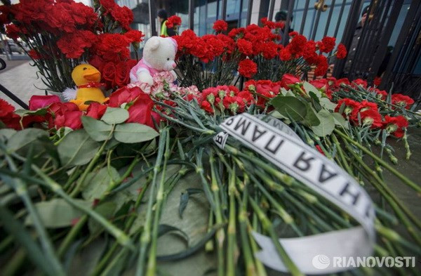 Hoa tươi được đặt trước lối vào sân bay Kazan để tưởng niệm các nạn nhân xấu số trong vụ rơi máy bay thảm khốc. (Ảnh: RIA Novosti)