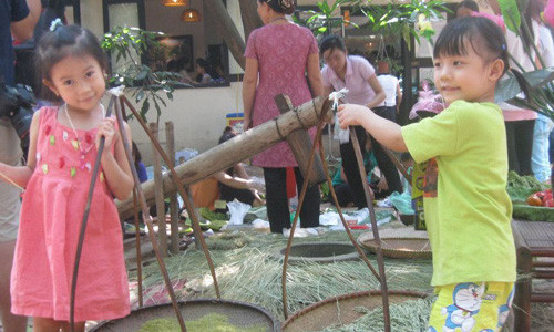 Bé chứng kiến quy trình làm cốm tại lễ hội Trung thu ở Bảo tàng Dân tộc học. Ảnh: B.T. Bé chứng kiến quy trình làm cốm tại lễ hội Trung thu ở Bảo tàng Dân tộc học. Ảnh: B.T