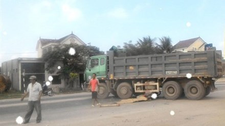 BẢN TIN ATGT: Người đàn ông chết thảm dưới bánh xe “hổ vồ“ ảnh 4