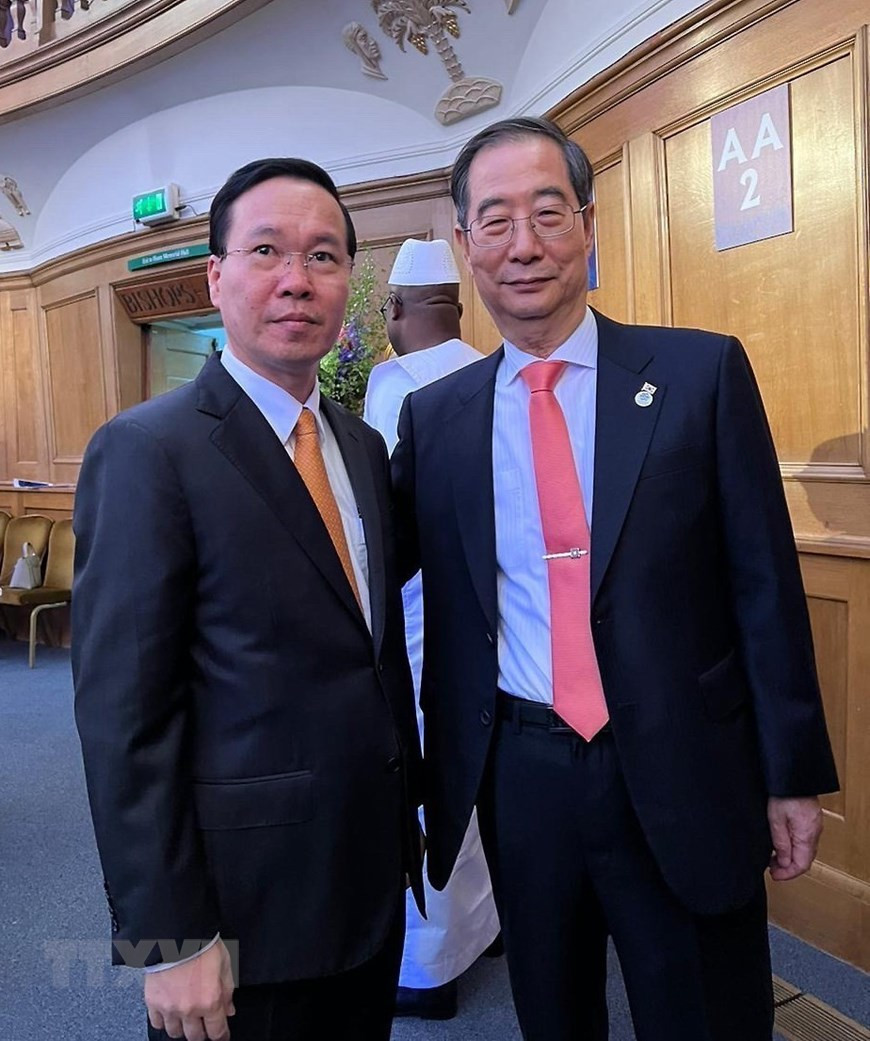 Chủ tịch nước Võ Văn Thưởng gặp Thủ tướng Hàn Quốc Han Duck-soo. (Ảnh: TTXVN)