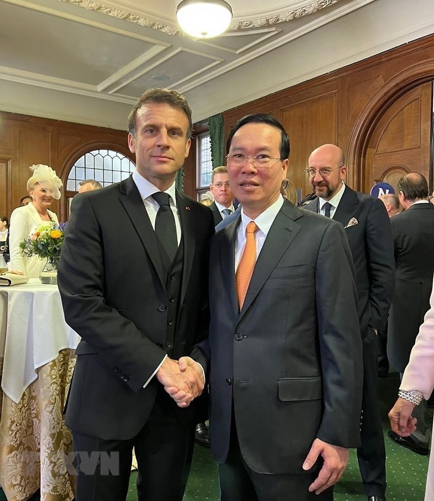 Chủ tịch nước Võ Văn Thưởng gặp Tổng thống Pháp Emmanuel Macron. (Ảnh: TTXVN)