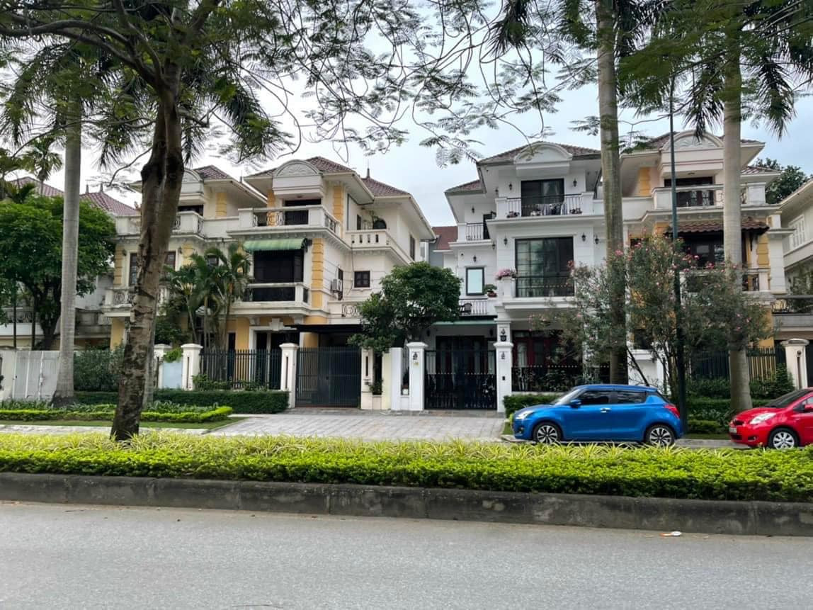 Hàng loạt căn biệt thự hạng sang được rao bán ở những khu nhà giàu.