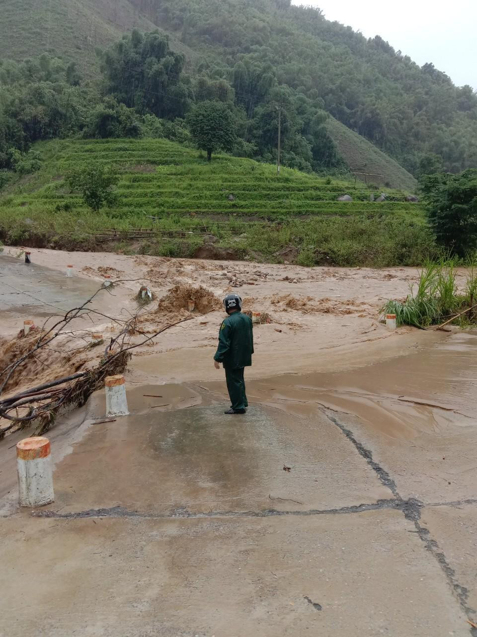 Nước thượng nguồn đổ về tràn qua đập tràn