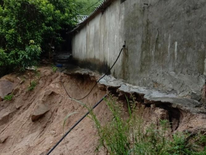 Hộ dân ở bản Xa Lung, xã Mường Lý bị sụt lún sát móng nhà