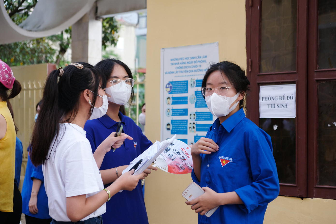 Tình nguyện viên hỗ trợ các thí sinh tham gia kỳ thi