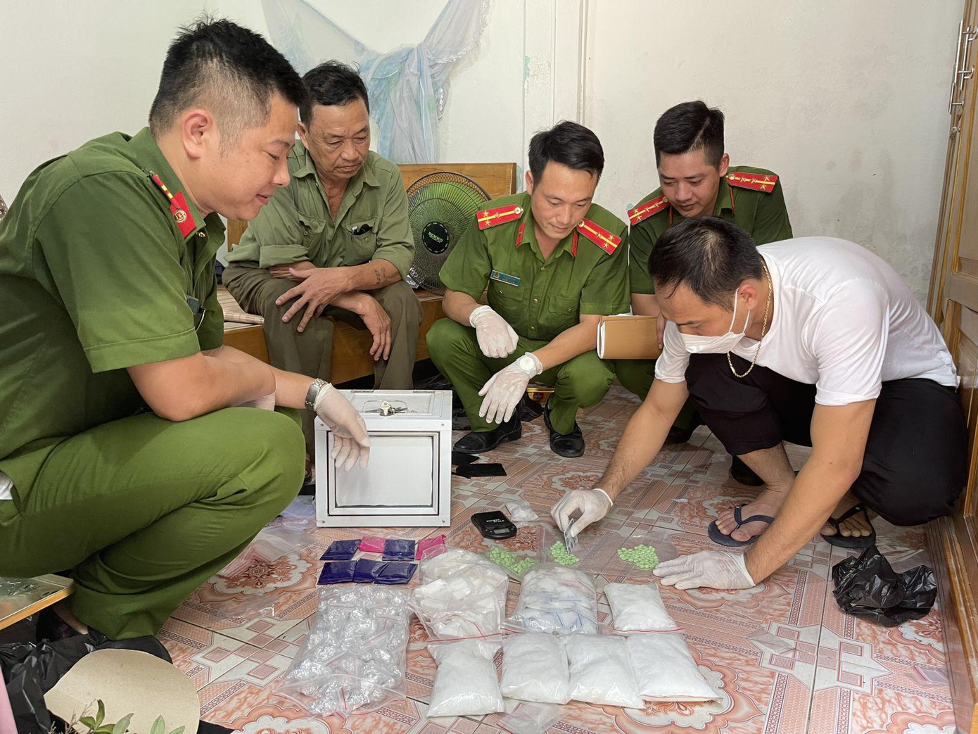 Lực lượng chức năng kiểm tra tang vật tại hiện trường