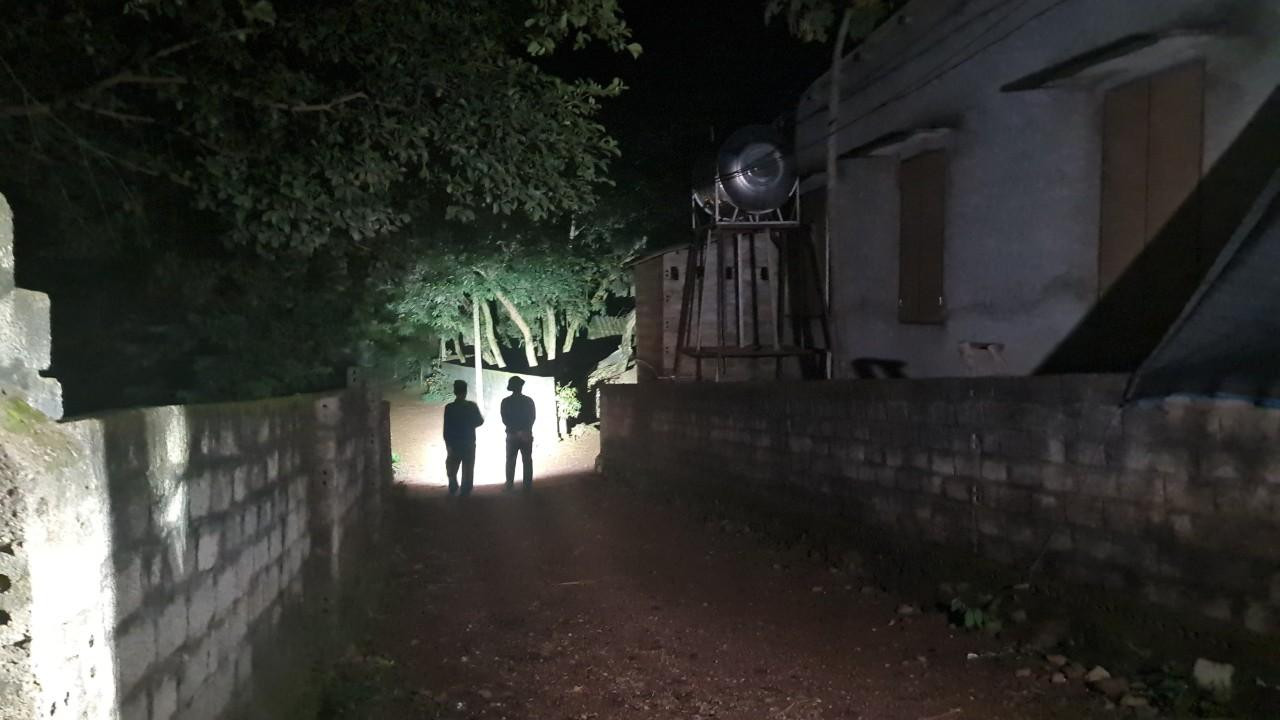 Lực lượng chức năng tại địa phương lập chốt, truy tìm phạm nhân bỏ trốn