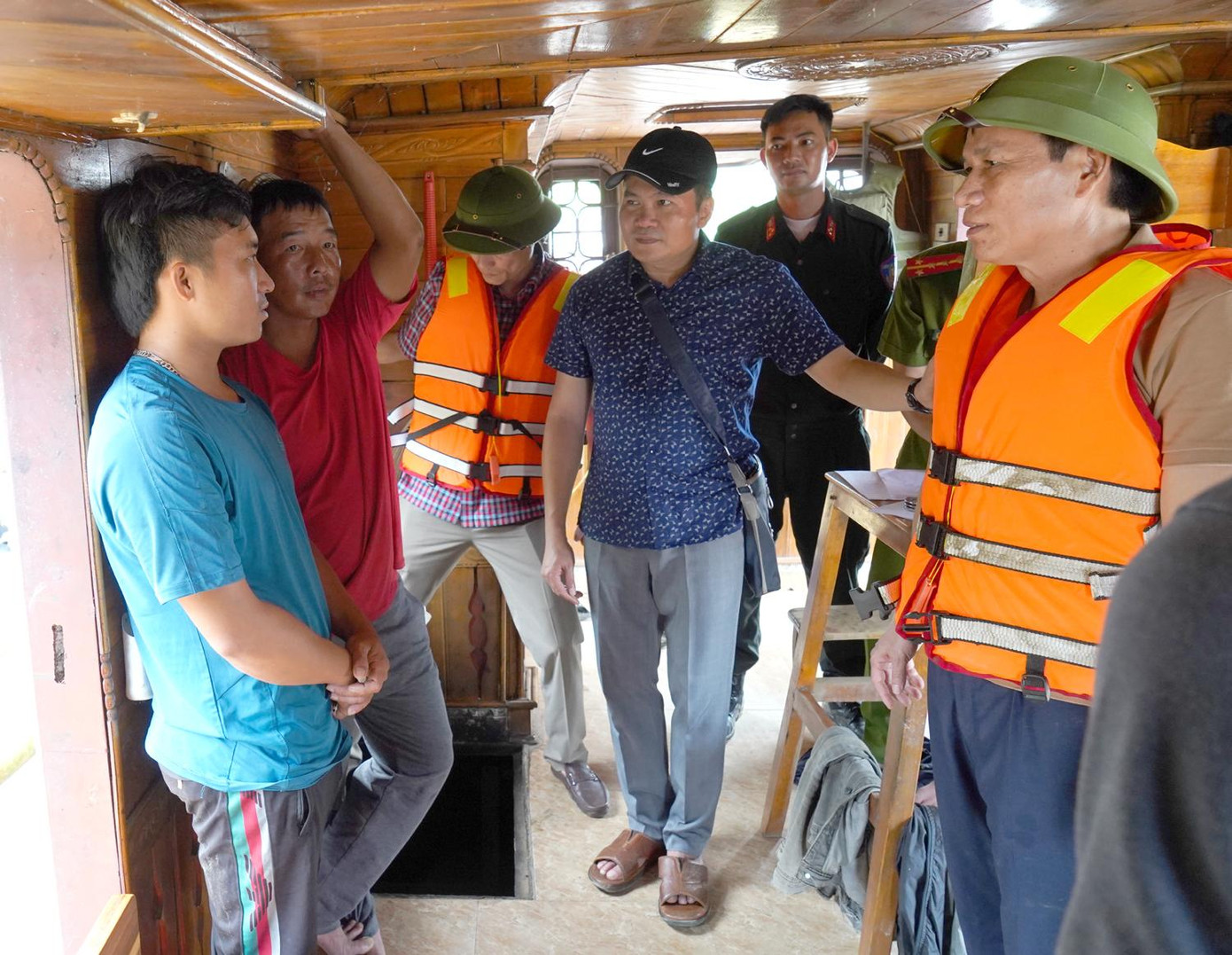 Đại tá Dương Văn Tiến, Phó Giám đốc Công an tỉnh Thanh Hoá (đầu tiên bên phải) cùng lực lượng chức năng kiểm tra, phát hiện thuyền hút cát trái phép trên sông Mã