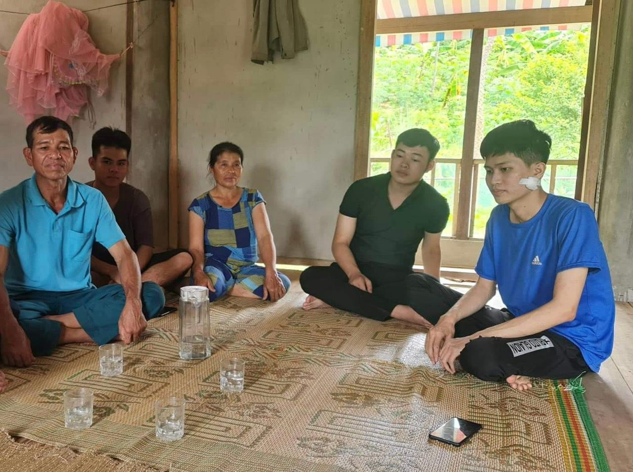 Anh Hà Văn Thanh (áo xanh ngoài cùng bên phải ảnh) kể lại sự việc