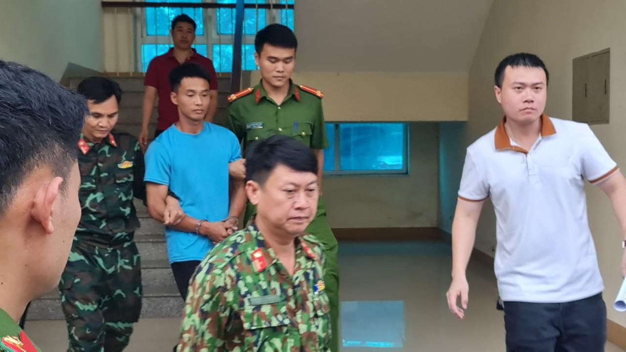 Lực lượng chức năng áp giải Triệu Quân Sự bàn giao cho Bộ Quốc phòng.