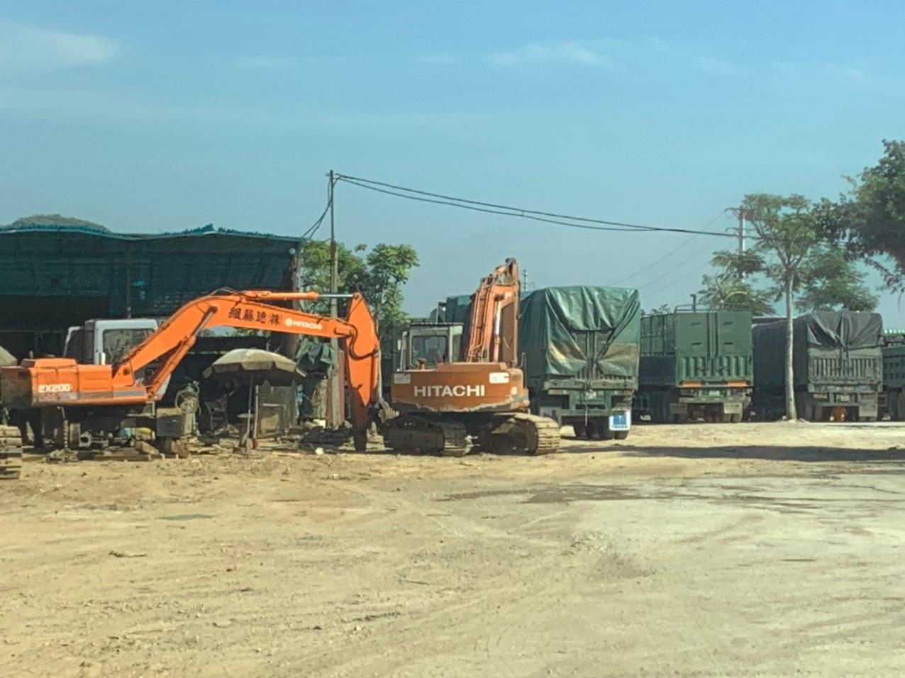 Một góc xưởng sửa chữa ô tô dựng trái phép trên đất nông nghiệp