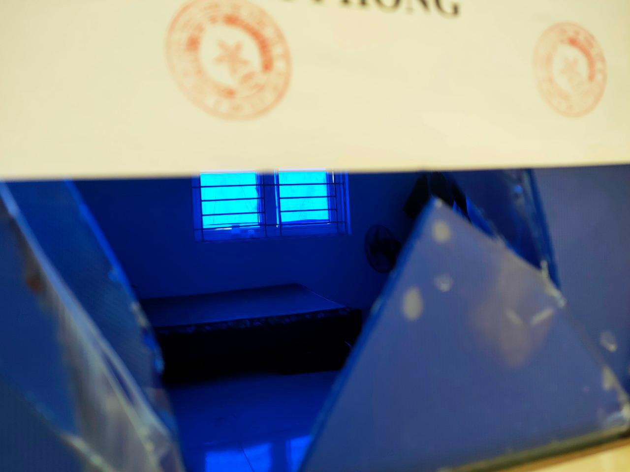 Hiện trường cửa kính bị đập vỡ Hiện trường cửa kính bị đập vỡ