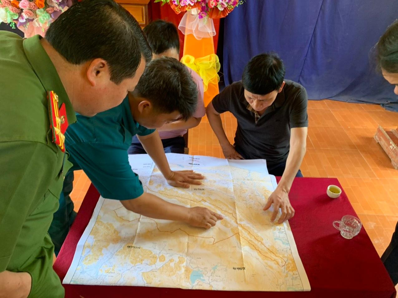 Đại tá Dương Văn Tiến, Thủ trưởng Cơ quan Cảnh sát điều tra, Phó Giám đốc Công an tỉnh Thanh Hoá chỉ đạo truy bắt đối tượng.