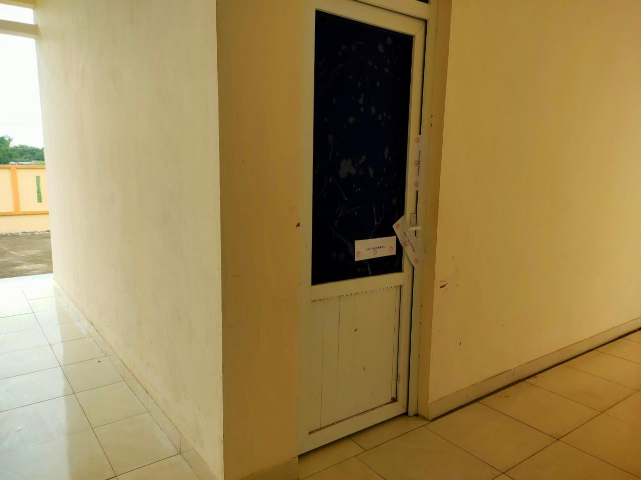 Phòng bên hông nhà hội trường Phòng bên hông nhà hội trường