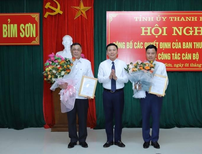 Bí thư Tỉnh ủy Thanh Hoá Đỗ Trọng Hưng trao quyết định và chúc mừng các đồng chí Đào Vũ Việt và Nguyễn Tiến Thuận.