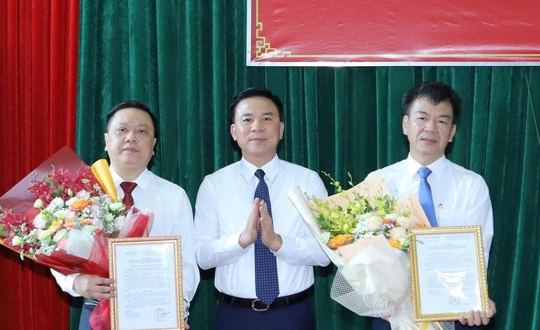 Bí thư Tỉnh uỷ Thanh Hoá Đỗ Trọng Hưng trao quyết định, chúc mừng các đồng chí Mai Nhữ Thắng và Phạm Tiến Dũng