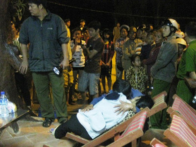 Nhiều bà mẹ khóc ngất trên ghế. Bài viết: http://news.zing.vn/Ngat-xiu-cho-tin-con-mat-tich-o-bien-Can-Gio-post381410.html#home_featured.noibat Nguồn Zing News 