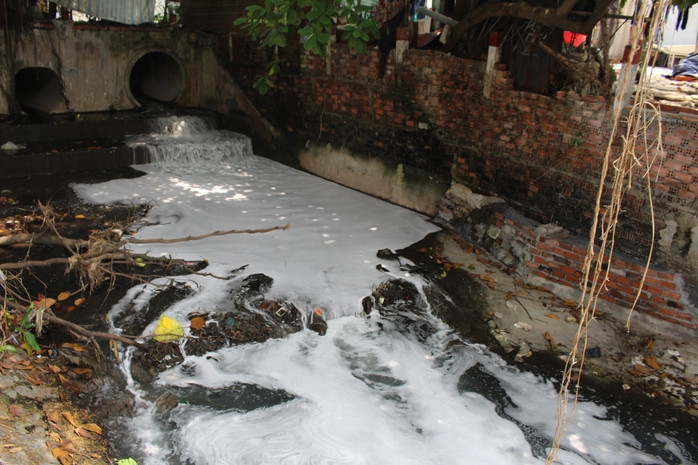 Dòng nước sủi bọt trắng ở suối Bà Lúa Dòng nước sủi bọt trắng ở suối Bà Lúa