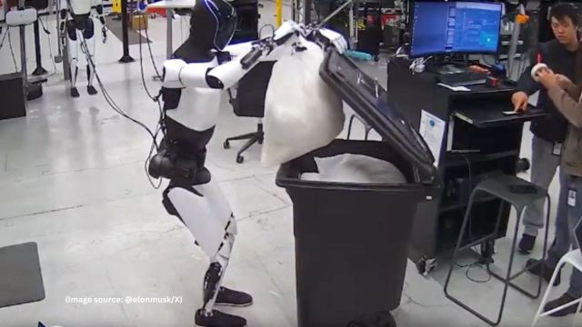 Robot hình người Optimus đang bỏ rác vào thùng