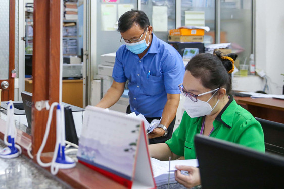 Cán bộ, công chức tại TPHCM trong giờ làm việc; Ảnh: HOÀNG TRIỀU