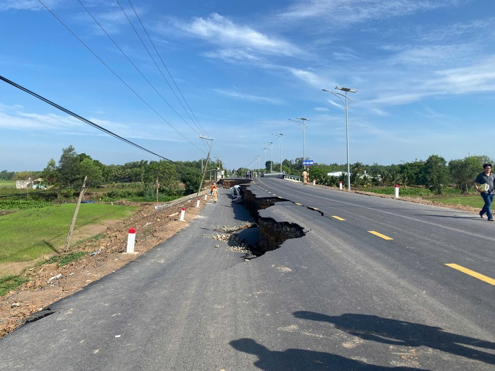 Đường dẫn vào cầu Hòa Bình bị sụt lún nghiêm trọng vào chiều 11-5 trên địa bàn huyện Châu Thành, tỉnh Tây Ninh Đường dẫn vào cầu Hòa Bình bị sụt lún nghiêm trọng vào chiều 11-5 trên địa bàn huyện Châu Thành, tỉnh Tây Ninh