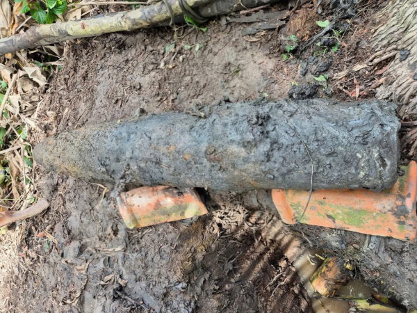 Quả bom nặng gần 200kg được ông Đẳng phát hiện trong lúc đào mương nước. Quả bom nặng gần 200kg được ông Đẳng phát hiện trong lúc đào mương nước.