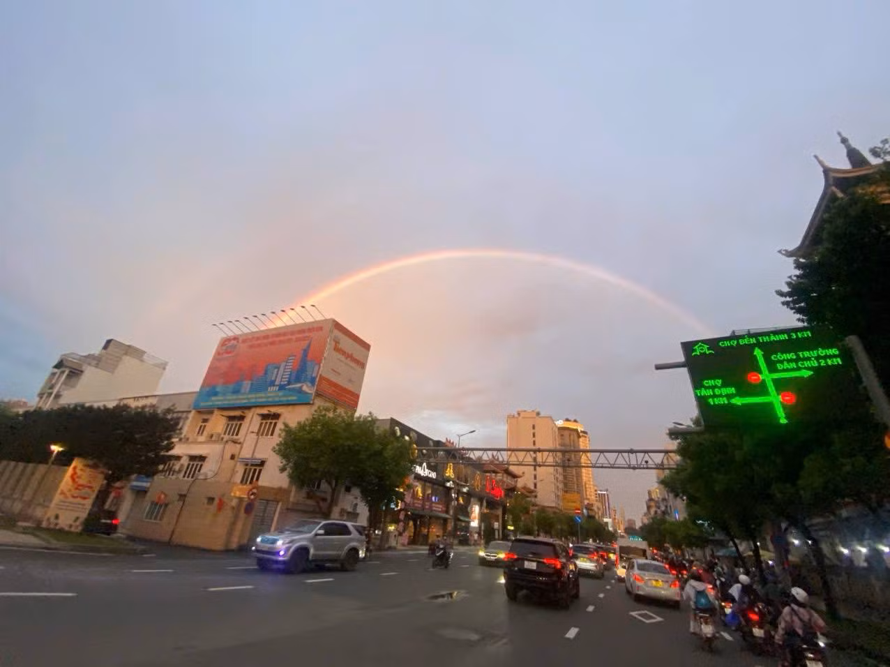 Hình ảnh cầu vồng nhìn từ hướng trên tòa nhà Văn phòng đại diện của Báo Tiền Phong ở phường 8, Quận 3. Ảnh: Duy Quang