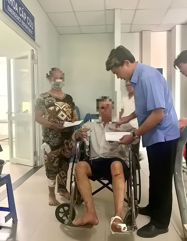 Lãnh đạo thăm hỏi, động viên các nạn nhân sau sự cố sụt lún nghiêm trọng - Ảnh: NT Lãnh đạo thăm hỏi, động viên các nạn nhân sau sự cố sụt lún nghiêm trọng - Ảnh: NT