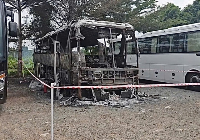 Ô tô khách bị cháy trơ khung. Ô tô khách bị cháy trơ khung.