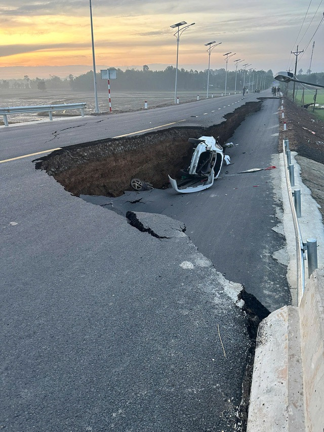 Hiện trường vụ sụt lún nghiêm trọng ở Tây Ninh - Ảnh AX Hiện trường vụ sụt lún nghiêm trọng ở Tây Ninh - Ảnh AX