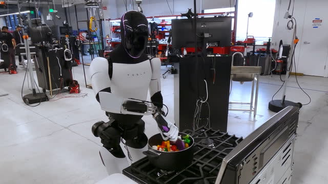 Robot hình người Optimus đang nấu ăn