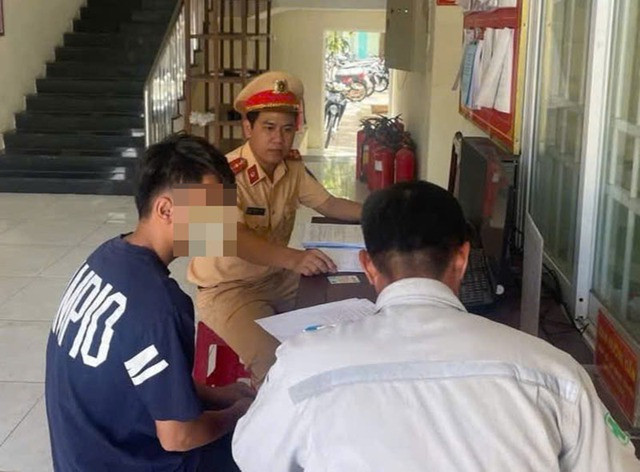 Nam sinh lớp 10 cùng phụ huynh làm việc với lực lượng chức năng