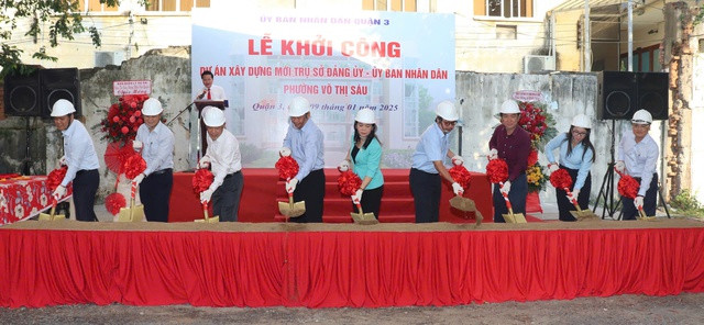 TP HCM cơ bản thực hiện bố trí bí thư cấp ủy đồng thời là Chủ tịch HĐND ở cấp xã. Ảnh: NLĐO TP HCM cơ bản thực hiện bố trí bí thư cấp ủy đồng thời là Chủ tịch HĐND ở cấp xã. Ảnh: NLĐO