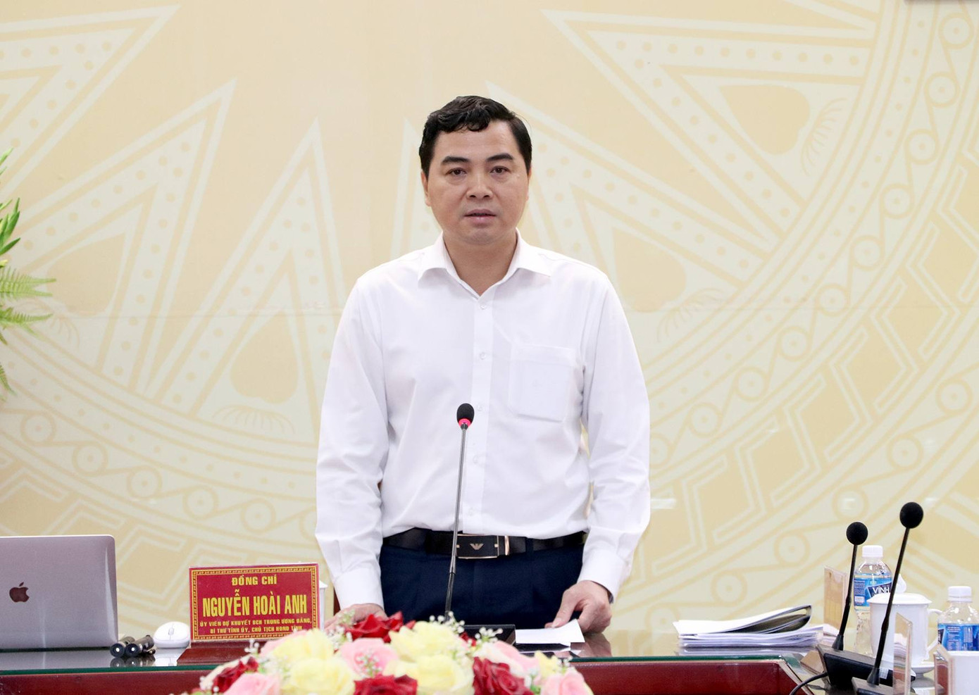 Ông Nguyễn Hoài Anh, Bí thư Tỉnh ủy - Chủ tịch HĐND tỉnh Bình Thuận phát biểu tại cuộc họp.