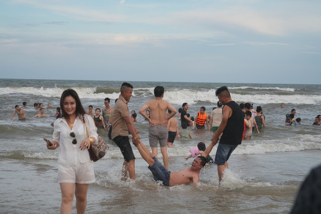 Nhiều gia đình chọn Vũng Tàu vui chơi do thời tiết nắng nóng Nhiều gia đình chọn Vũng Tàu vui chơi do thời tiết nắng nóng