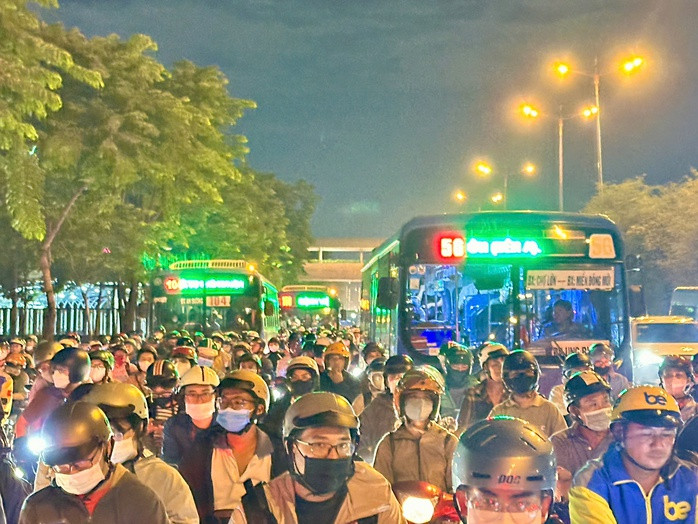 Đến hơn 19 giờ, khu vực giao lộ Võ Nguyên Giáp – Đỗ Xuân Hợp (thuộc TP Thủ Đức), đoạn qua ngã tư Bình Thái, vẫn trong tình trạng kẹt xe nghiêm trọng