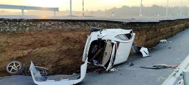 4 người đi trên ô tô bị rơi xuống hố - Ảnh AX 4 người đi trên ô tô bị rơi xuống hố - Ảnh AX