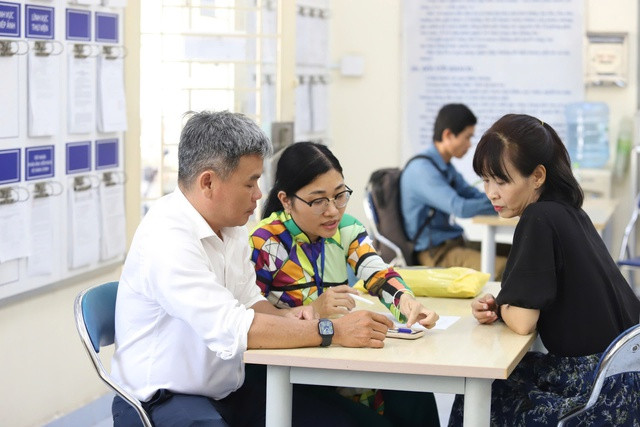 Cán bộ, công chức trong giờ làm việc; Ảnh: NGUYỄN PHAN