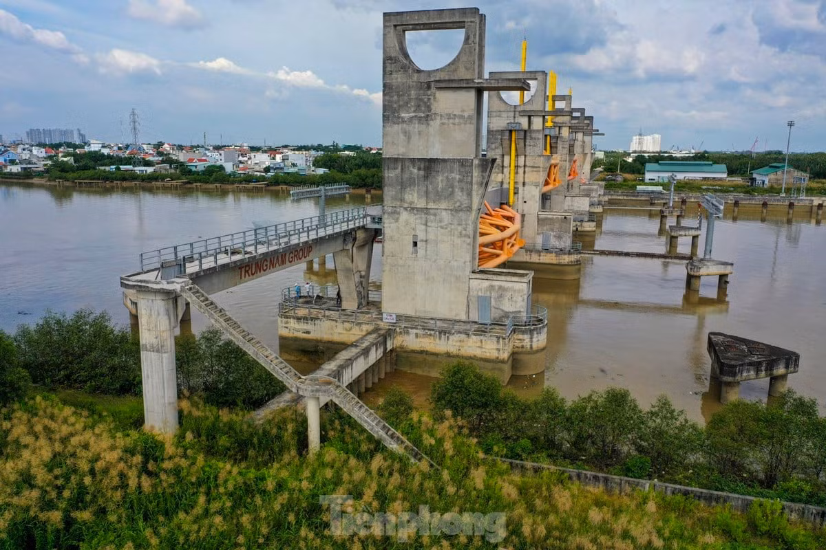 Cống ngăn triều Mương Chuối (huyện Nhà Bè). Các hạng mục đã đạt 96% khối lượng nhưng đã ngừng thi công nhiều năm. Ảnh: Duy Anh