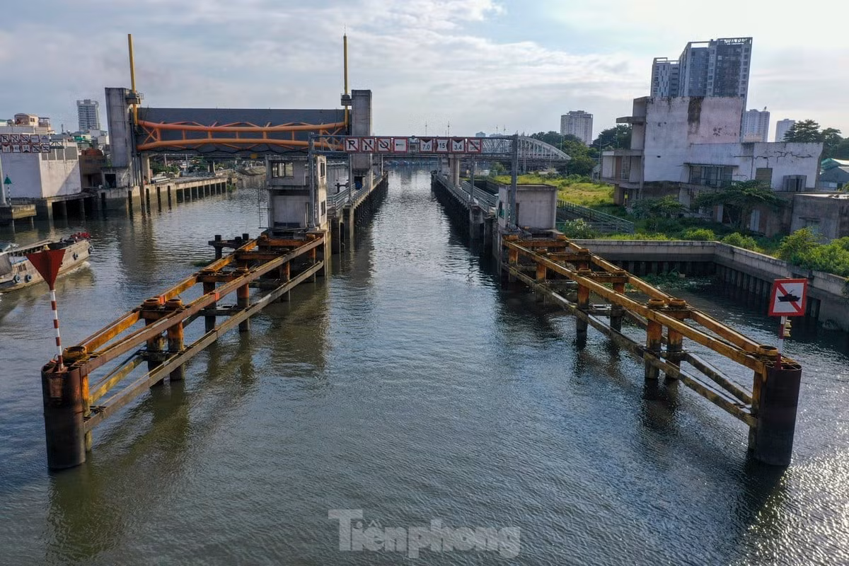 Cống Tân Thuận (quận 7) đã đạt hơn 93% khối lượng hưng cũng dừng thi công nhiều năm. Ảnh: Duy Anh