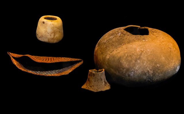 Một số vật tùy táng được khai quật từ ngôi mộ cổ ở Peru - Ảnh: ZAC Một số vật tùy táng được khai quật từ ngôi mộ cổ ở Peru - Ảnh: ZAC