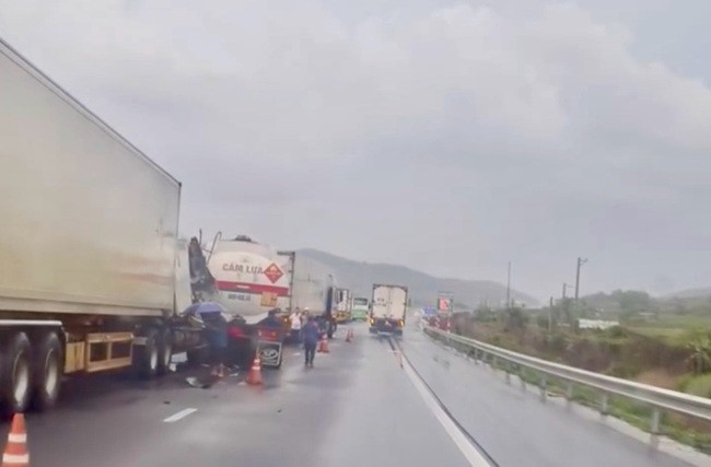 Một làn đường tuyến cao tốc Phan Thiết - Dầu Giây bị kẹt tạm thời. Ảnh: Duy Tuấn