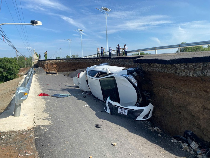 Vụ sụt lún khiến 1 ô tô và 2 xe máy gặp nạn, trong đó có 5 người bị thương nay đã xuất viện Vụ sụt lún khiến 1 ô tô và 2 xe máy gặp nạn, trong đó có 5 người bị thương nay đã xuất viện