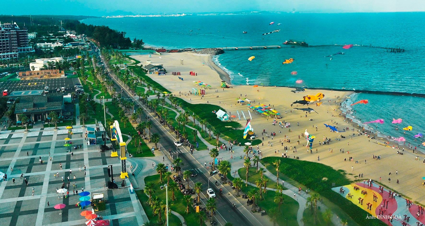 Việc đầu tư tuyến ven biển không chỉ giải quyết những nút thắt về hạ tầng, giao thông, an ninh phòng cháy chữa cháy… mà còn kiến tạo một không gian biển mới rộng rãi.