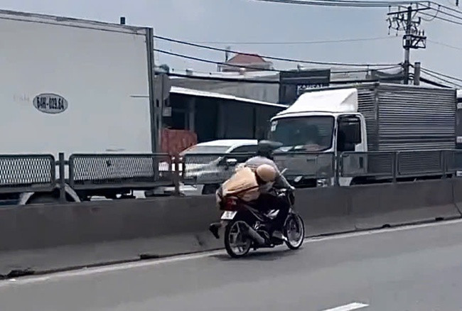 Hình ảnh ghi lại vụ việc. Hình ảnh ghi lại vụ việc.