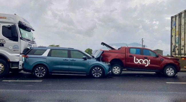 Các ô tô tông liên hoàn. Ảnh: Duy Tuấn