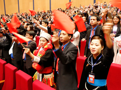 Các đại biểu chào đón Tổng Bí thư và các vị lãnh đạo Đảng, Nhà nước Ảnh: Hồng Vĩnh 