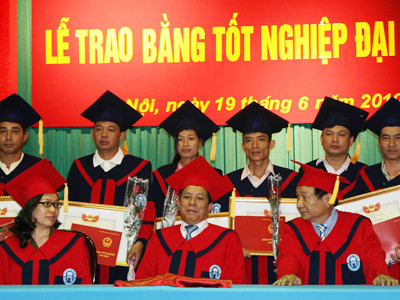 Viện ĐH Mở trao bằng tốt nghiệp. Ảnh: Minh Đức